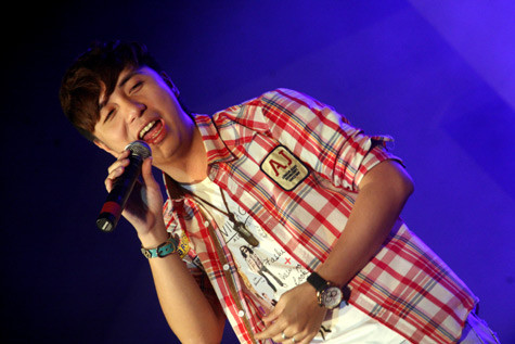 Dù chỉ biểu diễn 2 ca khúc 'Vệt nắng cuối trời' và ' bản hit 'Nỗi đau xót xa' nhưng nam ca sỹ đã trở thành tâm điểm thu hút của hàng trăm sinh viên Ngoại thương.