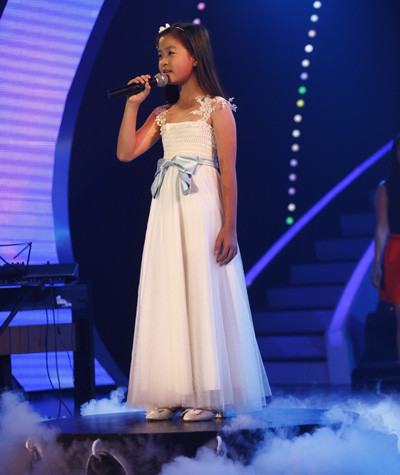 Vẫn chọn ca khúc tiếng Anh trong đêm bán kết sáu, tối 8/4, nhưng Vũ Đình Tri Giao không còn gây được ấn tượng mạnh như khi hát 'You raise me up' ở vòng loại. Tri Giao chọn ca khúc When you believe của song ca nổi tiếng Mariah Carey - Whitney Houston. Với lối hát mộc mạc, không kỹ thuật và lấy “tình cảm” làm sức hút chủ đạo, Tri Giao chiếm được tình cảm của khá nhiều khán giả vì hình ảnh trong sáng của một cô bé nhỏ tuổi hát những ca khúc quốc tế mang hơi thở của cuộc sống. Tuy nhiên, ca khúc này không mang lại sức hút như bài You raise me up ở vòng loại mà theo Huy Tuấn, bài hát hơi quá sức với Tri Giao. (Theo Vnexpress)