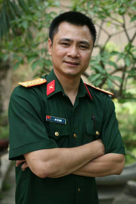 Hình ảnh áo lính ít thấy trên sân khấu của Tự Long. Hình ảnh áo lính ít thấy trên sân khấu của Tự Long.
