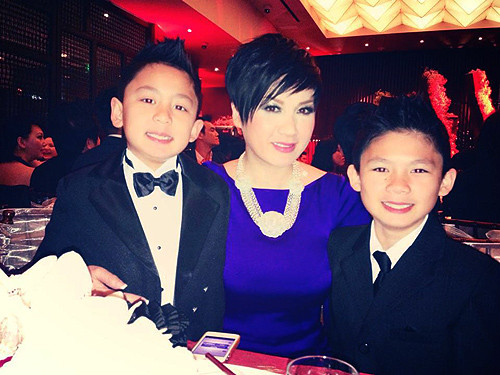 Ba mẹ con Phương Trinh chụp hình kỷ niệm trong hôn lễ của người bạn thân.