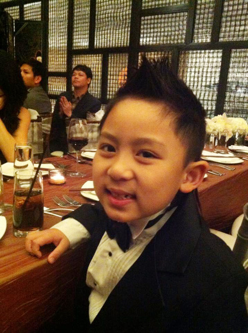 Cậu nhóc Bằng Anh - con trai Bằng Kiều và Trizzie Phương Trinh - được vợ chồng Minh Tuyết lựa chọn làm người cầm nhẫn trong hôn lễ.