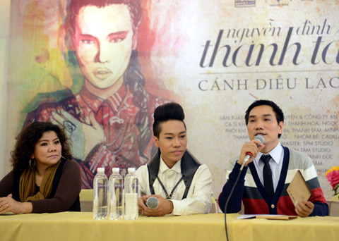 Nhà báo Ngô Bá Lục dẫn dắt cuộc họp báo.