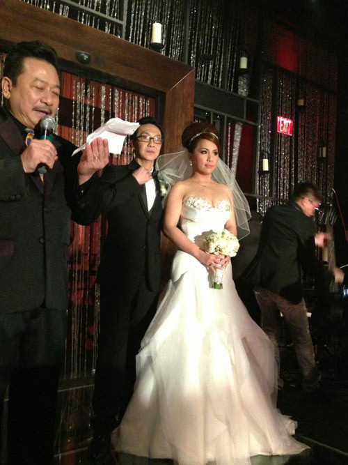 Vợ chồng Minh Tuyết rạng rỡ khi làm lễ thành hôn. Đây là hình ảnh được Bằng Kiều chụp và chia sẻ trên trang cá nhân.