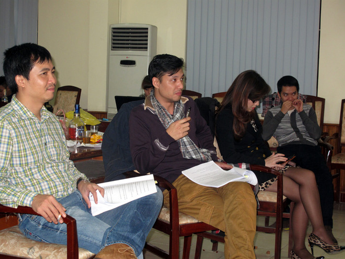 Đạo diễn Khải Anh xuất hiện trong hậu trường Táo Quân 2013.