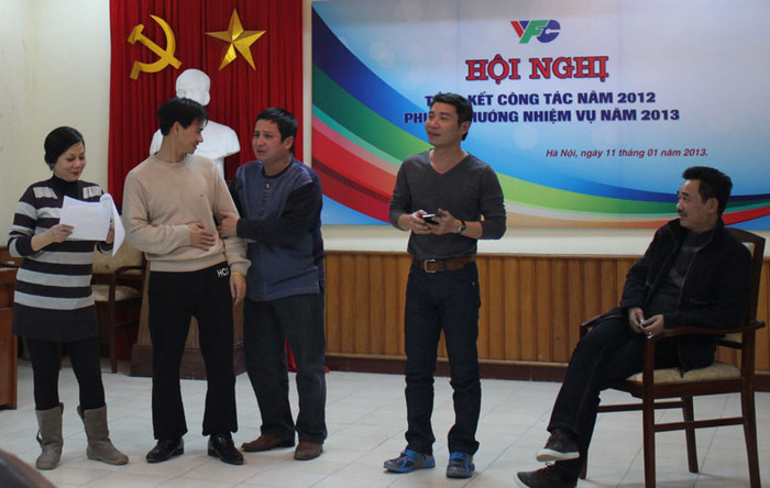 Các nghệ sỹ hết lòng tập luyện Táo Quân 2013.