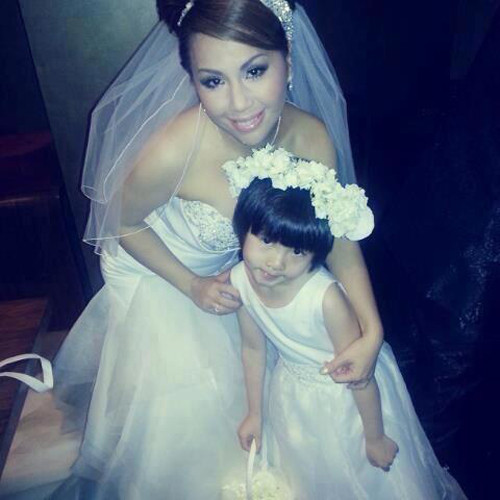 Trước đó, Minh Tuyết cũng chia sẻ hình ảnh của mình và một phù dâu nhí trên trang cá nhân. Cô nhanh chóng nhận được rất nhiều lời chúc mừng hạnh phúc từ bạn bè và người hâm mộ gần xa.