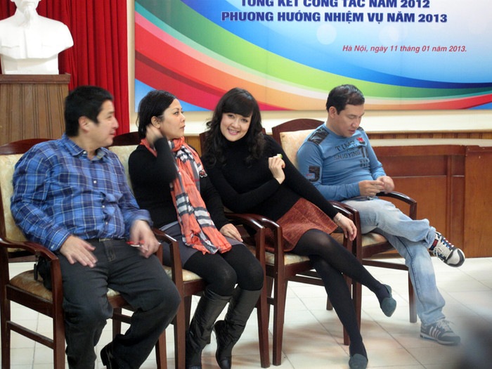 Vân Dung tươi tắn bên cạnh Minh Hằng bên cạnh Táo Giao thông Chí Trung, Quang Thắng.