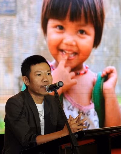 "Nhưng quả thật, trước khi quyết định nhận lời, tôi luôn cân nhắc rất kỹ xem lời mời ấy tha thiết đến đâu, họ cần mình ở mức độ nào và mình có thể đảm đương được vị trí đó hay không", Quốc Bảo nói thêm. (Theo Đẹp)