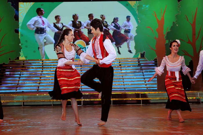 Theo lời anh, anh muốn gửi gắm phần thi này tặng các vũ công để họ bớt nhớ nhà hơn và như một lời cảm ơn tới họ. Theo lời anh, anh muốn gửi gắm phần thi này tặng các vũ công để họ bớt nhớ nhà hơn và như một lời cảm ơn tới họ.