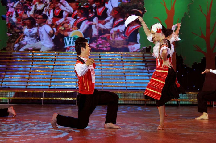 Tuy nhiên, bài nhảy khiến Khánh Thi hết sức thất vọng. Cô nói không hài lòng và ví Nam Thành chỉ biết ‘nhảy lò cò’. Hồ Hoài Anh nêu ý kiến: “Tiết mục nhảy chỉ nên dùng trong một buổi dạ vũ vui vẻ. Tuy nhiên, bài nhảy khiến Khánh Thi hết sức thất vọng. Cô nói không hài lòng và ví Nam Thành chỉ biết ‘nhảy lò cò’. Hồ Hoài Anh nêu ý kiến: “Tiết mục nhảy chỉ nên dùng trong một buổi dạ vũ vui vẻ.