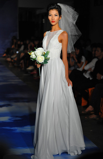 Quán quân Vietnam's Next Top Model 2011 Hoàng Thùy lần đầu tiên mặc áo cưới để lộ đôi vai khẳng khiu gầy rộc trong một chương trình thời trang tại Vietnam Designers House, TP HCM.