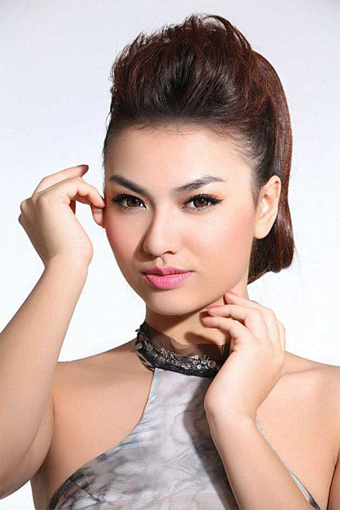 "Nói thật là chưa bao giờ em rơi vào trạng thái không vui vẻ như hơn chục ngày qua. Những gì vừa xảy ra thực sự là một cú shock lớn về tinh thần đối với em. Hơn nữa những lời nói của dư luận khiến em sợ hãi và suy sụp vô cùng", cô nói.