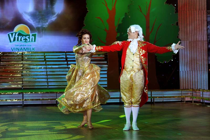 Minh Quân cùng bạn nhảy Nikoleta đêm nay tự thử thách mình với một bài thi tổng hợp nhiều vũ điệu: Paso Doble, Cha cha cha, Salsa, Rumba, Ba – Lê… Minh Quân cùng bạn nhảy Nikoleta đêm nay tự thử thách mình với một bài thi tổng hợp nhiều vũ điệu: Paso Doble, Cha cha cha, Salsa, Rumba, Ba – Lê…