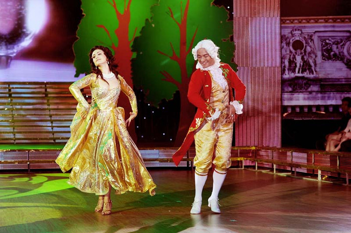 Ấn tượng đầu tiên mà cặp đôi mang tới là tạo hình và trang phục được đầu tư kĩ lưỡng, lấy ý tưởng hình ảnh những quý tộc Châu Âu xưa. Ấn tượng đầu tiên mà cặp đôi mang tới là tạo hình và trang phục được đầu tư kĩ lưỡng, lấy ý tưởng hình ảnh những quý tộc Châu Âu xưa.