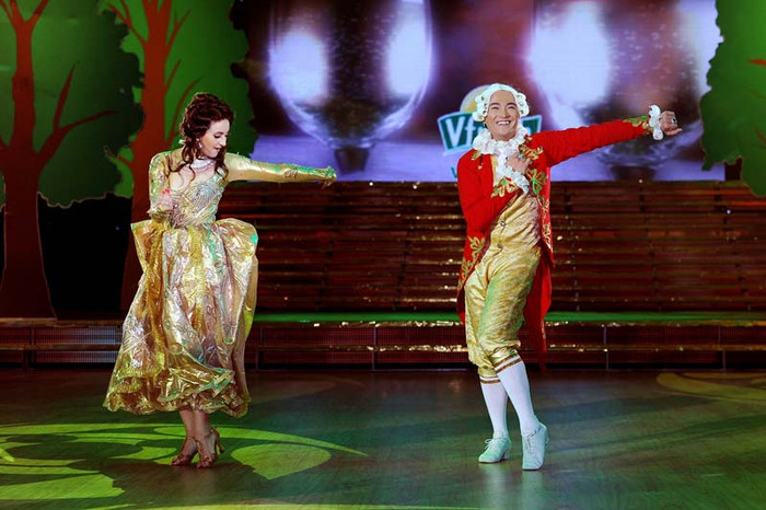 Về bài nhảy cặp đôi này, Khánh Thi bày tỏ, chị rất phân vân vì chưa hiểu bài nhảy của Minh Quân muốn nói gì và cách Minh Quân kết thúc khiến chị cụt hứng. Về bài nhảy cặp đôi này, Khánh Thi bày tỏ, chị rất phân vân vì chưa hiểu bài nhảy của Minh Quân muốn nói gì và cách Minh Quân kết thúc khiến chị cụt hứng.