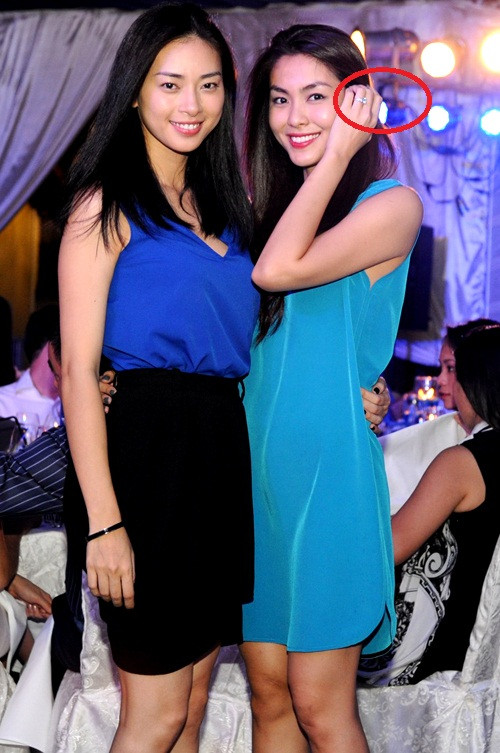 Tăng Thanh Hà ăn mặc đơn giản với chiếc đầm suôn màu xanh dương, trang điểm nhẹ, tóc chẽ hai bên vai nhưng vẫn nổi bật. Đáng chú ý ở Hà Tăng là ngón tay áp út của cô có sự xuất hiệt bất ngờ của một chiếc nhẫn. Điều này khiến khán giả hoài nghi và thêm tin Hà Tăng đang đeo nhẫn cưới vì không lâu nữa cô sẽ lên xe hoa.