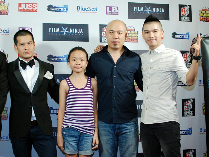 Buổi ra mắt còn có sự tham dự của nhạc sỹ Huy Tuấn, Đạo diễn Việt Tú. Buổi ra mắt còn có sự tham dự của nhạc sỹ Huy Tuấn, Đạo diễn Việt Tú.