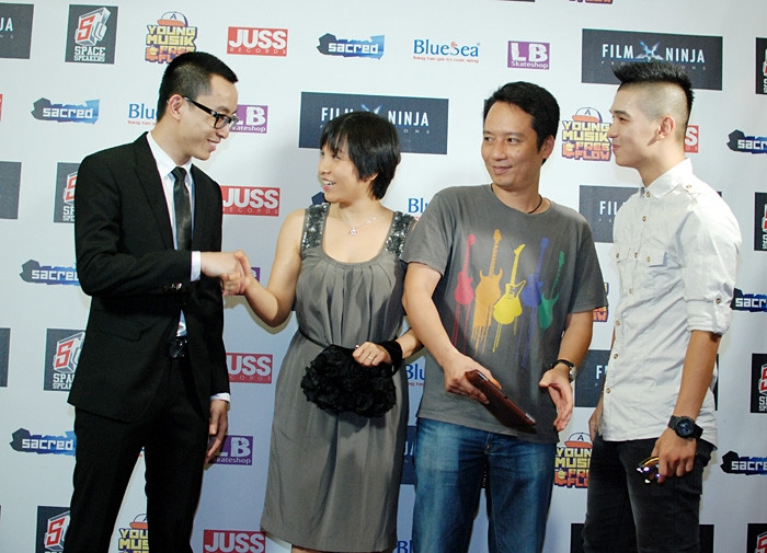 Cả hai vui vẻ chào những vị khách mời có mặt. Cả hai vui vẻ chào những vị khách mời có mặt.