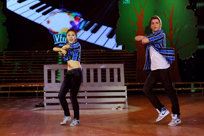 Chia tay chương trình, Vân Trang chúc các thí sinh luôn giữ vững phong độ giống giống Phương Thanh như đêm thi thứ 7. Cô lần lượt ôm chặt những người bạn đã đồng hành cũng trong suốt thời gian qua.