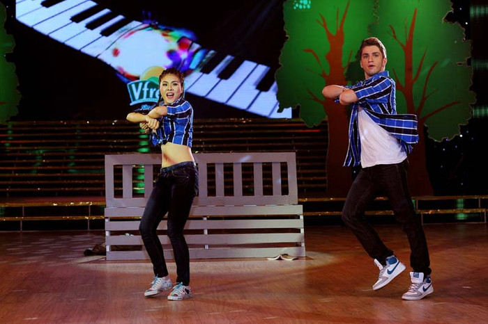 Chia tay chương trình, Vân Trang chúc các thí sinh luôn giữ vững phong độ giống giống Phương Thanh như đêm thi thứ 7. Cô lần lượt ôm chặt những người bạn đã đồng hành cũng trong suốt thời gian qua.