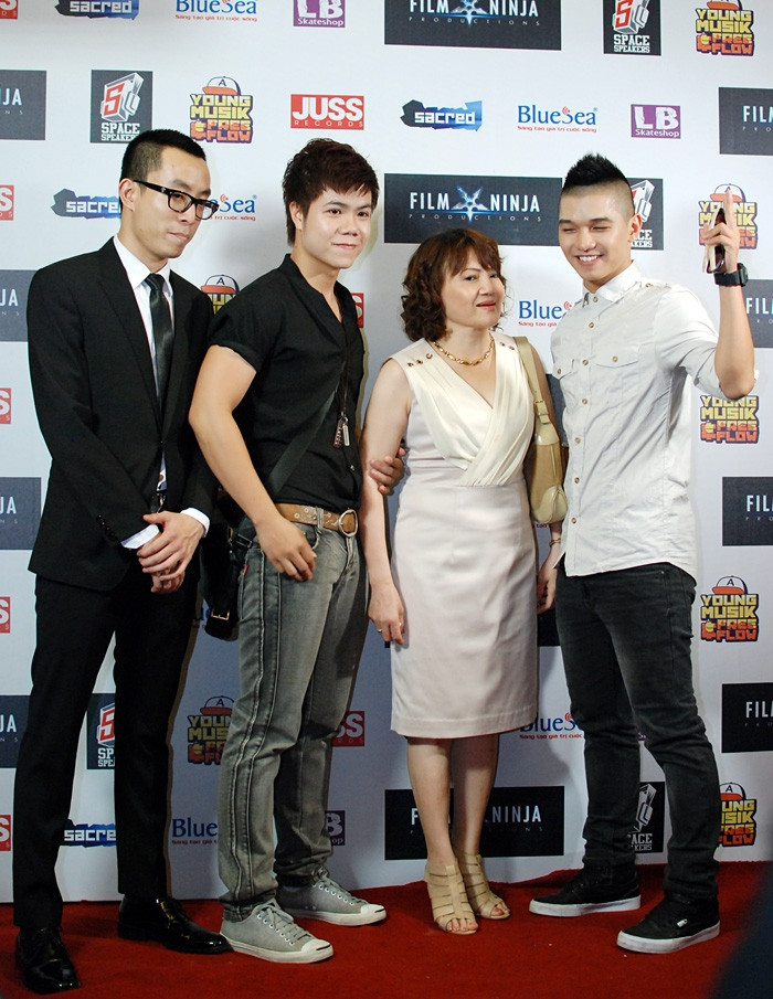 Đinh Mạnh Ninh tới chia vui với Cường seven. Đinh Mạnh Ninh tới chia vui với Cường seven.