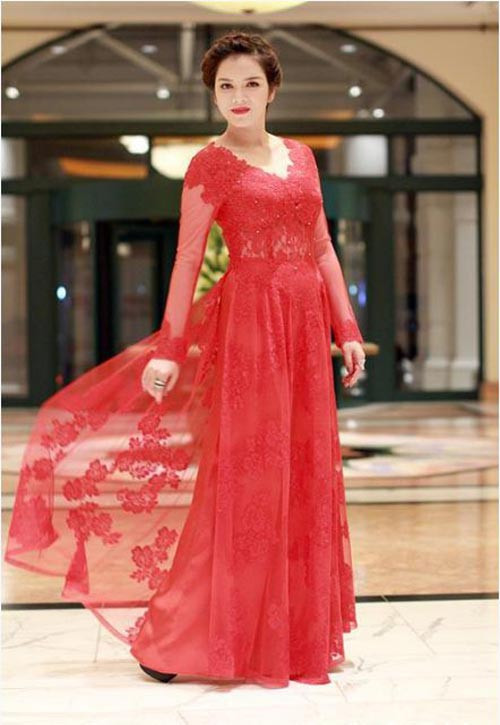 Lý Nhã Kỳ lộng lẫy trong áo dài từ chất liệu ren gợi cảm. Đồng thời gam màu đỏ còn tôn thêm sức quyến rũ cho cô Lý Nhã Kỳ lộng lẫy trong áo dài từ chất liệu ren gợi cảm. Đồng thời gam màu đỏ còn tôn thêm sức quyến rũ cho cô