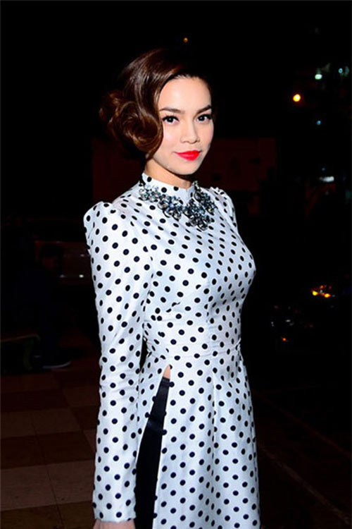 Hồ Ngọc Hà rất được khen ngợi với tà áo dài kín đáo pha chút thời trang cổ điển Châu Âu với tay bồng. Họa tiết chấm bi hợp xu hướng rất hiện đại và thời trang Hồ Ngọc Hà rất được khen ngợi với tà áo dài kín đáo pha chút thời trang cổ điển Châu Âu với tay bồng. Họa tiết chấm bi hợp xu hướng rất hiện đại và thời trang