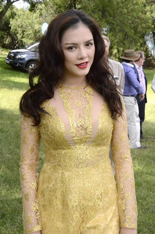 Sắc vàng kim loại táo bạo tôn vinh nét kiều diễm cho bà chủ kim cương Sắc vàng kim loại táo bạo tôn vinh nét kiều diễm cho bà chủ kim cương