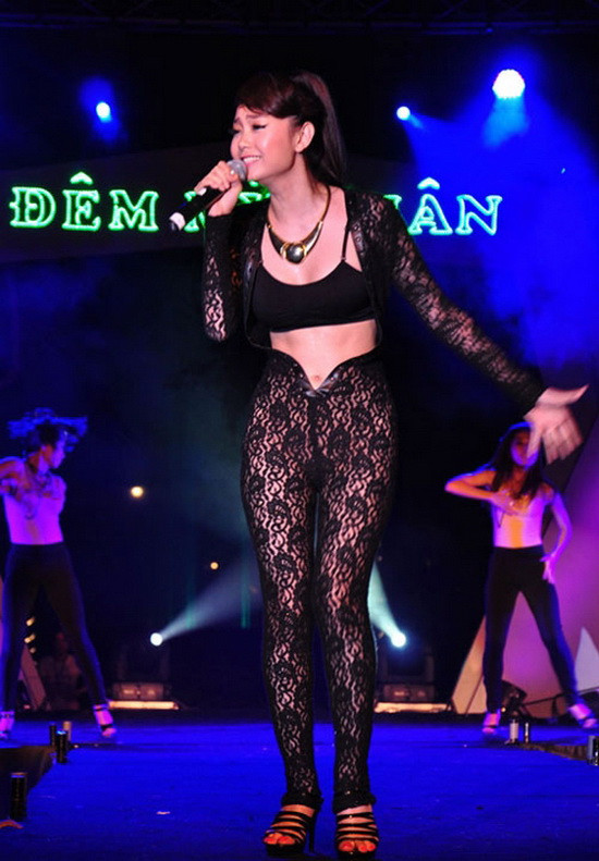 Chiếc quần ren không phù hợp tại đêm nhạc từ thiện được tổ chức vào tháng 8.2011 tại Đồng Hới, Quảng Bình khiến Minh Hằng phải chịu bị chỉ trích nặng nề. Vận xui này đã đưa tên tuổi Minh Hằng lọt top mỹ nhân Việt ăn mặc phản cảm nhất mọi thời đại.