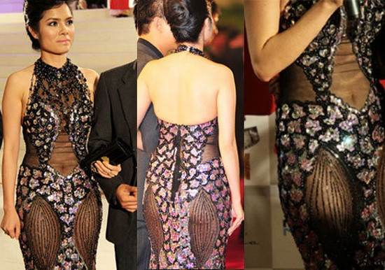 Đình đám không kém là chiếc váy tai tiếng của nữ diễn viên Kiều Thanh, khi cô có mặt trong sự kiện Liên hoan phim cấp quốc tế được tổ chức tại Việt Nam. Với khả năng khoe da thịt "cấp cao", Kiều Thanh lọt top ăn mặc phản cảm, nhận về bài học thời trang để đời.