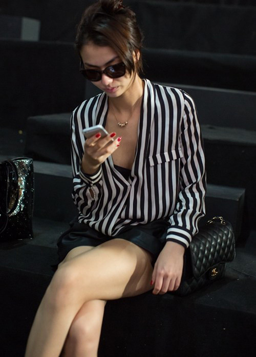 Hồng Quế khoe vòng 1 lấp ló trong chiếc áo họa tiết tương tự nhưng có phần cổ đắp chữ V. Hồng Quế khoe vòng 1 lấp ló trong chiếc áo họa tiết tương tự nhưng có phần cổ đắp chữ V.