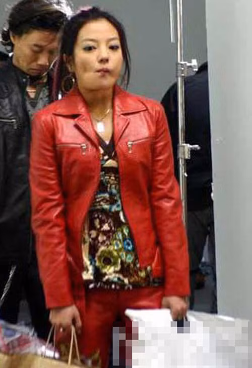 Triệu Vy vừa đi vừa ăn?