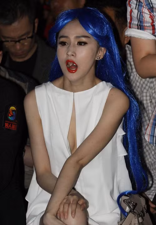 Hành động này của Lam Yến khiến nhiều người liên tưởng đến nhân vật bà phù thủy trong truyện cổ tích đang ngáp vì buồn ngủ