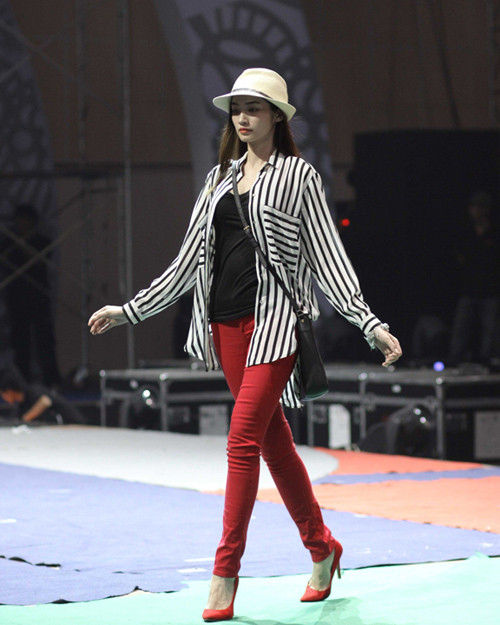 Trúc Diễm mix đỏ - trắng - đen cực chuẩn. Chiếc mũ phớt giúp chị ấy càng thêm phong cách. Trúc Diễm mix đỏ - trắng - đen cực chuẩn. Chiếc mũ phớt giúp chị ấy càng thêm phong cách.