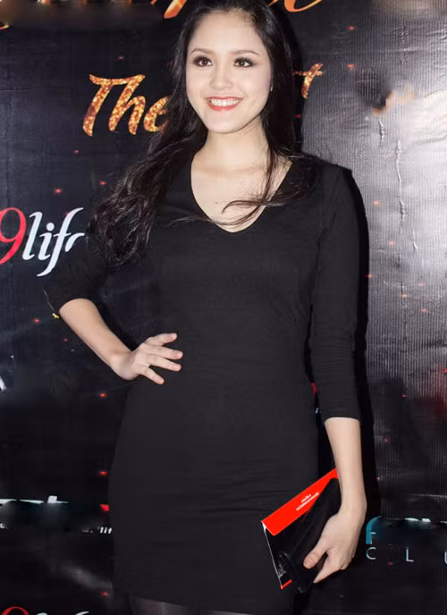 Khi giảm cân, gương mặt cô thanh thoát hơn, vòng 2 càng trở nên thon gọn khi được bao bọc bằng bộ đầm màu tối.