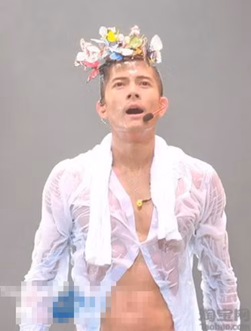 Quách Phú Thành đang tập làm cô dâu với chùm hoa ở trên đầu?