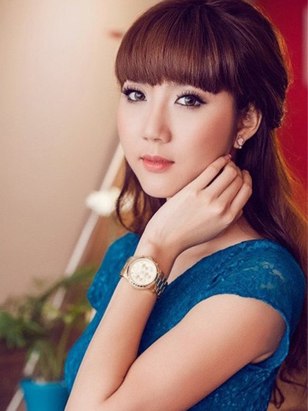 Ngọc Quyên có khuôn miệng 'ngậm hạt thị' xinh xắn