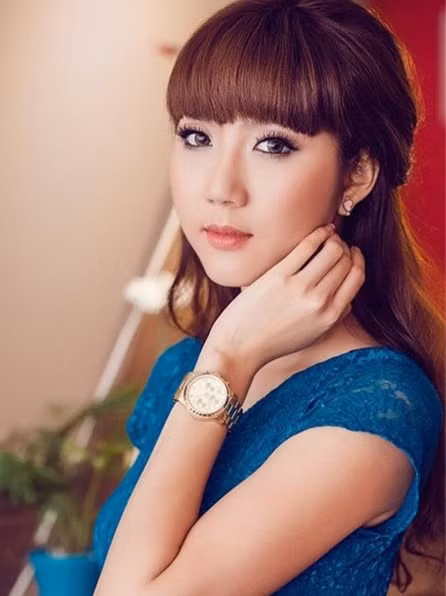 Ngọc Quyên có khuôn miệng 'ngậm hạt thị' xinh xắn