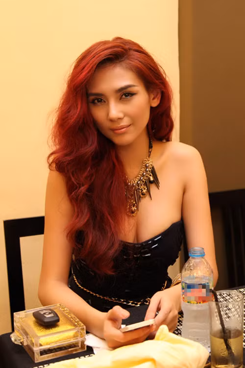 Võ Hoàng Yến sở hữu vòng 1 khá to, nhưng không được tròn trịa, săn chắc Võ Hoàng Yến sở hữu vòng 1 khá to, nhưng không được tròn trịa, săn chắc