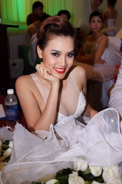 Tham dự bất kỳ sự kiện nào, Trang Nhung cũng có thể trở thành tâm điểm vì vòng 1 'bánh dầy' đẹp hiếm có của Vbiz