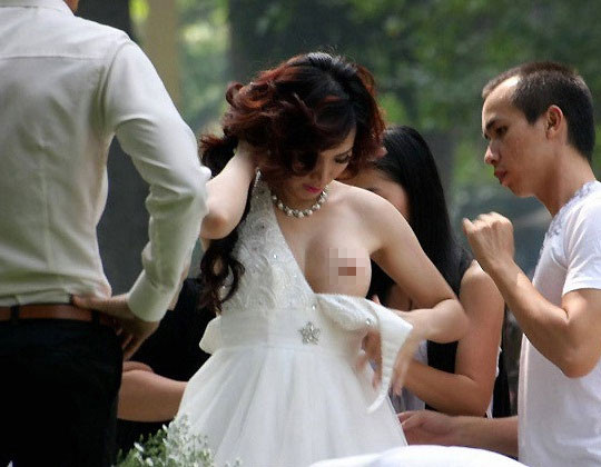 Sự cố 'hở ngực' của cô trước kia đã chứng minh phần nào điều đó. Sự cố 'hở ngực' của cô trước kia đã chứng minh phần nào điều đó.