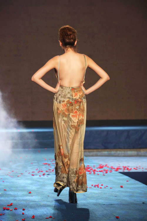 Thân hình này của Hoàng Yến vô tình làm đánh mất nét đẹp của chiếc váy. Thân hình này của Hoàng Yến vô tình làm đánh mất nét đẹp của chiếc váy.