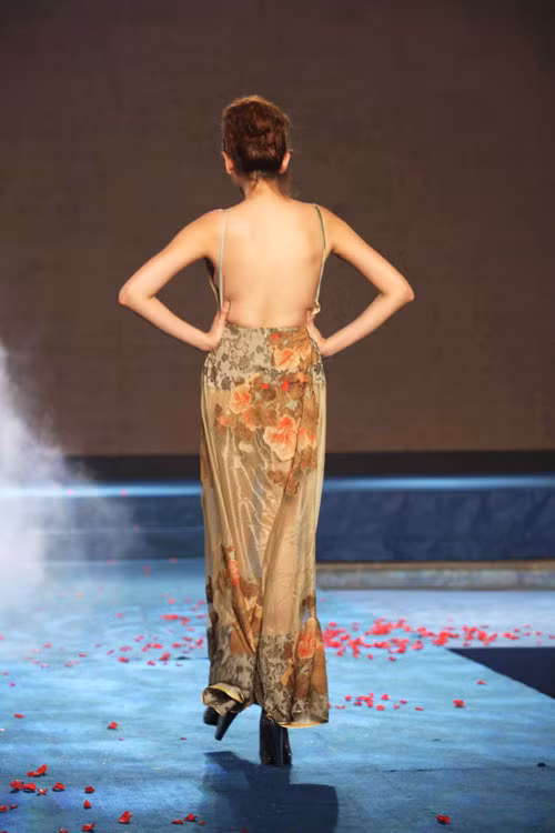 Thân hình này của Hoàng Yến vô tình làm đánh mất nét đẹp của chiếc váy. Thân hình này của Hoàng Yến vô tình làm đánh mất nét đẹp của chiếc váy.