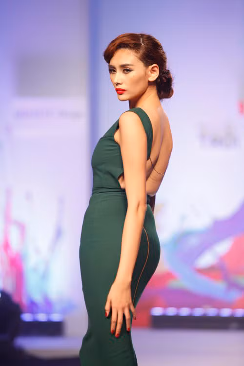 1. Võ Hoàng Yến Từng giành ngôi vị cao nhất trong Siêu mẫu 2008 - cuộc thi giành cho người mẫu uy tín tại Việt Nam - song Võ Hoàng Yến lại không có tỷ lệ cơ thể hoàn hảo. Nhìn thoáng qua, ai cũng có thể nhận thấy sự bất cân đối về vóc dáng của Hoàng Yến với phần trên to, bên dưới lại nhỏ. Trong một show diễn thời trang cách đây chưa lâu, Hoàng Yến đã phơi bày phần lưng thừa mỡ đáng báo động. Lợi thế duy nhất của cô gái này có lẽ chỉ là đôi chân dài cùng gương mặt xinh đẹp. 1. Võ Hoàng Yến Từng giành ngôi vị cao nhất trong Siêu mẫu 2008 - cuộc thi giành cho người mẫu uy tín tại Việt Nam - song Võ Hoàng Yến lại không có tỷ lệ cơ thể hoàn hảo. Nhìn thoáng qua, ai cũng có thể nhận thấy sự bất cân đối về vóc dáng của Hoàng Yến với phần trên to, bên dưới lại nhỏ. Trong một show diễn thời trang cách đây chưa lâu, Hoàng Yến đã phơi bày phần lưng thừa mỡ đáng báo động. Lợi thế duy nhất của cô gái này có lẽ chỉ là đôi chân dài cùng gương mặt xinh đẹp.