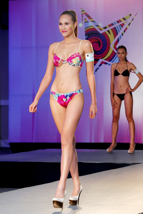 Phần vai của Phương Mai trông vừa ngang phè lại khá thô Phần vai của Phương Mai trông vừa ngang phè lại khá thô