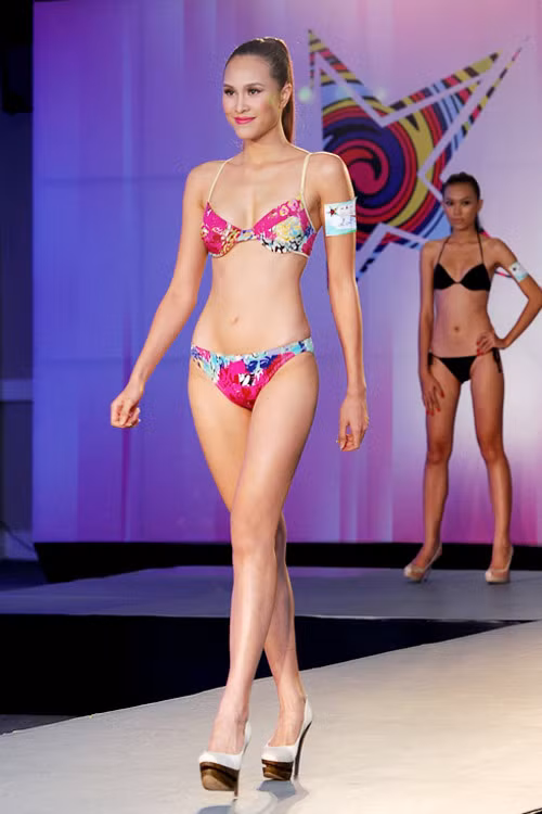 Phần vai của Phương Mai trông vừa ngang phè lại khá thô Phần vai của Phương Mai trông vừa ngang phè lại khá thô