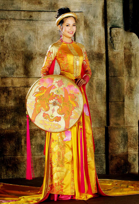 .. và Kiều Khanh trong chiếc áo tứ thân cách tân. .. và Kiều Khanh trong chiếc áo tứ thân cách tân.