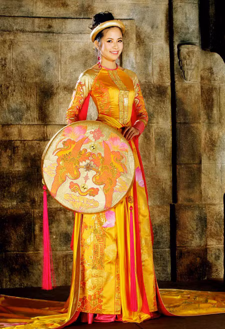 .. và Kiều Khanh trong chiếc áo tứ thân cách tân.