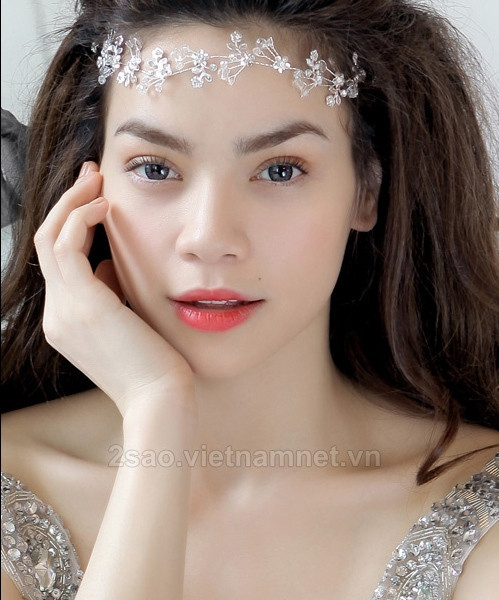 Hồ Ngọc Hà có khuôn miệng rộng nhưng môi không quá dày mà mỏng, gợi cảm.