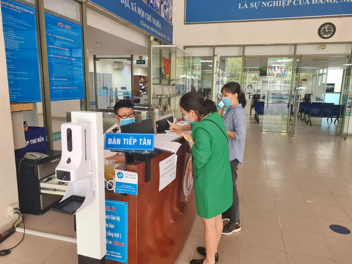 Hai phụ huynh đến đăng ký làm việc tại Sở Giáo dục và Đào tạo Thành phố Hồ Chí Minh (ảnh: P.L) Hai phụ huynh đến đăng ký làm việc tại Sở Giáo dục và Đào tạo Thành phố Hồ Chí Minh (ảnh: P.L)